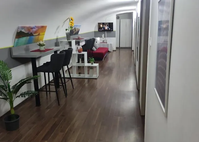 Eiffel-T45 Five Bedroom Central Apartment